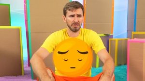 Настя с друзьями играют в прятки в картонных коробках
