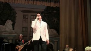 Фрэнк Синатра «Strangers in the Night» (Странники в ночи) .