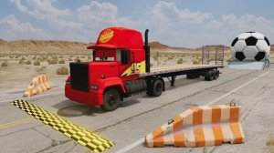 МАШИНКИ МУЛЬТИКИ 🚛 Тройной ГРУЗОВИК везёт МОЛНИЮ МАКВИНА через ПОЕЗД и ЛЕЖАЧИЙ ПОЛИЦЕЙСКИЙ 🚂