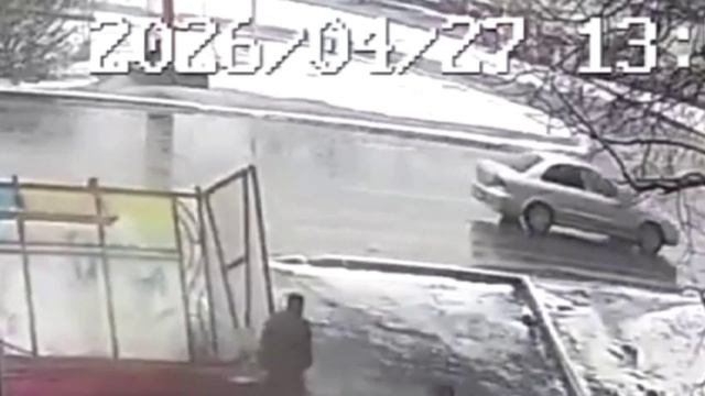 В Александрове ветер снес автобусную остановку