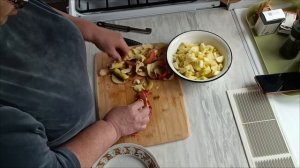 2.05.26. Готовлю шоколадную бисквитную шарлотку, рассказываю о своей семье.