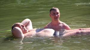 купание белого слона