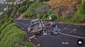 Un coche cae a toda velocidad por una ladera y el conductor vive una experienc