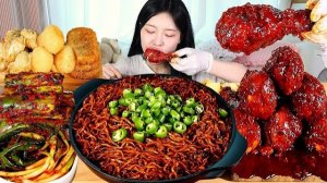 АСМР ЕДА КОРЕЯ | МУКБАНГ | Острая лапша с чёрной пастой и чили, курица в соусе чили