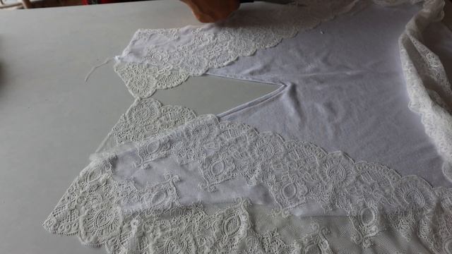 Добавь кружево туда, где его не ждут. Посмотри, как я украсила спинку майки