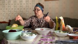 Наделала два вида салатов.