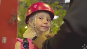 Настя и папа в парке аттракционов отмечают День подарков [get.gt]