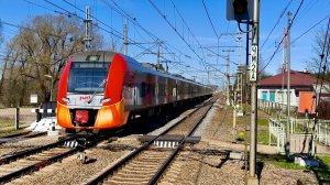ЭС2Г 124 «Ласточка» сообщением Санкт-Петербург - Великий Новгород следует через станцию Ушаки