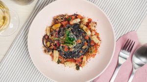 Спагетти с морепродуктами и чернилами каракатицы