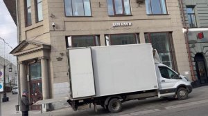 Москва раннее утро центр города и спокойная атмосфера улиц у Большого театра
