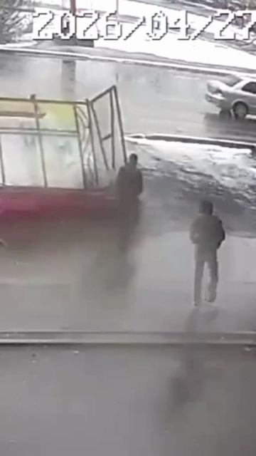 В Александрове ветер снес автобусную остановку