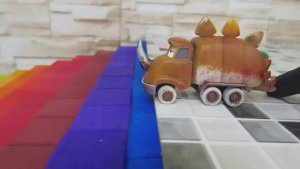 Машинки для детей и малышей. Машинки едут с горки в воду. Мультик про машинки.