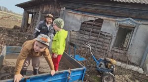 не смогли накрыть из за ветра/дед привез сладости внукам/ подрыхлила грядки