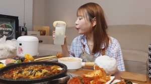 Кореянка ест курицу, Чиби-кимбап, куриный суп с рисом и кимчи. Мукбанг. 🍜 много еды