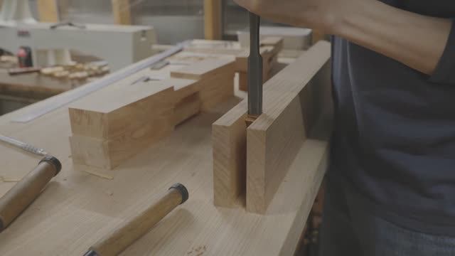 Стол из массива в фирменном японском стиле