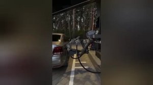 В Екатеринбурге установили первого в стране робота-заправщика. 

Робот сам открывает люк и вставляет