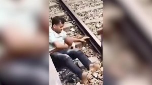 В Бангладеш отец спасал двухлетнего ребенка прямо под колесами поезда.