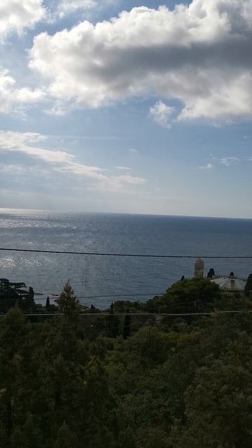 Вид с горных высот на море, п. Симеиз, Крым, сентябрь.
