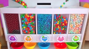 Игрушки Прилипли к Маминому Лицу