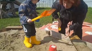 Играем с внуком Костиком в песочнице!