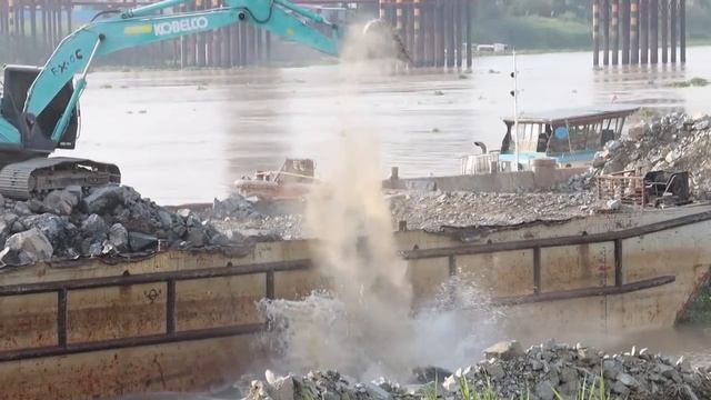 Hard Working!! Excavator Spreading Gravel Rock Into River For Build Landslide Defend River Bank смотреть онлайн