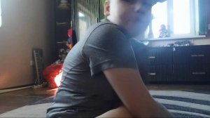 З.Девочка ЕСТ ТАРЕЛКУ, КИДАЕТ, ВЫКИДЫВАЕТ, И СТУЧИТ.