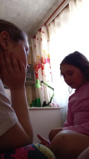 красит