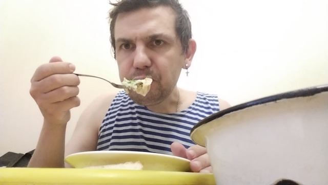 Мукбанг бульмени Горячая Штучка и  салат из огурцов