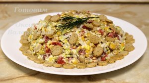 Салат безымянный. Салат с красной рыбой, пекинской капустой, кукурузой и сухариками.