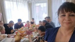 Отмечаем день рождения мамы. Принимаем поздравления. Встреча родных. Семейное застолье.
