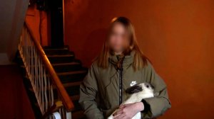 Сотрудники ГИБДД спасли девочку и ее кролика из горящего дома в Вологде.