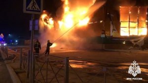 🔥 Крупный пожар произошел в Искитиме Новосибирской области. Там загорелся торговый центр «Апельсин»