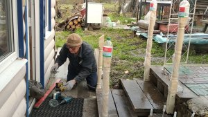 В деревенском дворе никуда без балюстрады. Необычный туман и 10 тонн песка. Май 2026
