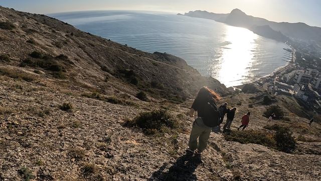 Крутой спуск с мыса Алчак в Судаке