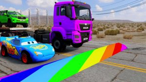 МАШИНКИ МУЛЬТИКИ 🚛 Большой ГРУЗОВИК везёт МОЛНИЮ МАКВИНА через ОПАСНЫЕ ЯМЫ ⚡️ КРАШ ТЕСТ 💥