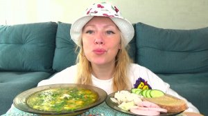 Мукбанг от Яновны щи со свежей капустой, сало, чеснок, бутерброды с колбаской. Еда вкуснота.