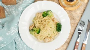 Спагетти с курицей и брокколи