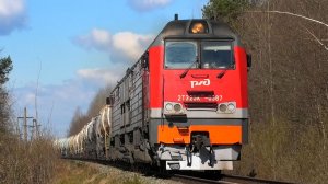2ТЭ25КМ-0387 с грузовым поездом и приветливой бригадой