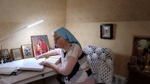 Читайте псалтирь.    Вопрос: на каком языке лучше читать: на старославянском или на русском?