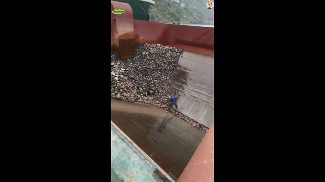 Строительство, разгрузка баржи