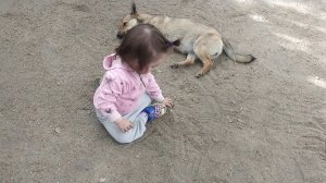 Ева и Мия играют.)