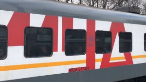 ЭП2Д с граффити на борту и порванной наклейкой на D2