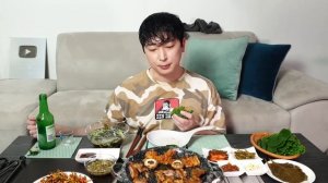 Кореец ест Свиные кишки. Мукбанг. Китайцы едят на камеру. 🍜 много еды