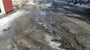 2026.05.02. Норильск. Весна, ул. Мира, активно бегут ручьи.