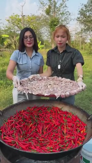Потрясающий рецепт приготовления куриных желудков с чили во фритюре.
