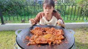 Кореянка ест 5 кг лапши и свиных ножек. Мукбанг. Китайцы едят на камеру. 🤤 залипательно