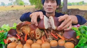#МУКБАНГ🐷Отварная свиная голова с соусом из морепродуктов и свежими овощами!🥬 АСМР ЕДА НА КАМЕРУ