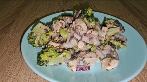 Салат из куриной грудки, шампиньонов и брокколи/Салаты/Рецепт № 261