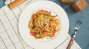 Спагетти с сыром тофу и овощами