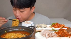 Кореец ест рамен с устрицами, Кимчи со свиной грудинкой. Мукбанг. 🔥 остро / очень остро